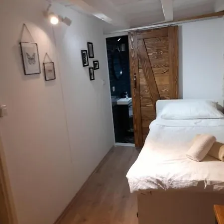 Private Linda Dubrovnik